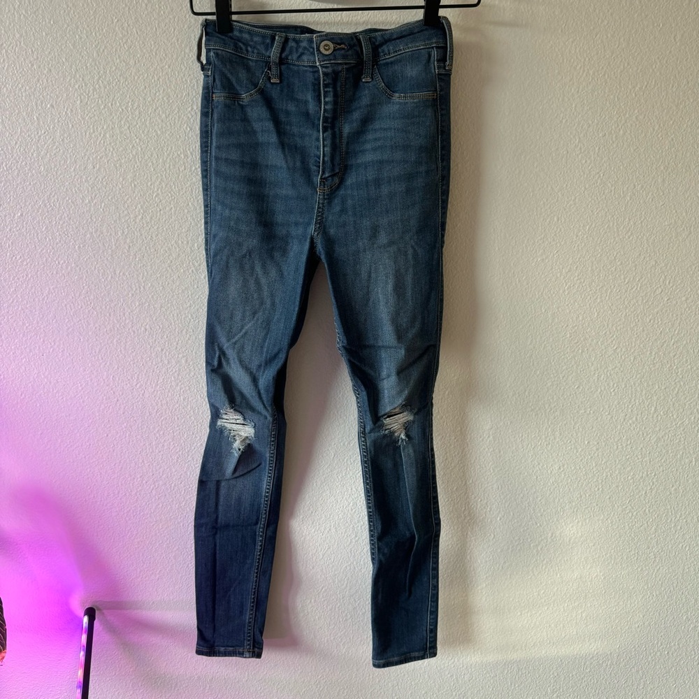 Hollister Ultra High-Rise Jean Leggings w/ Knee Rips